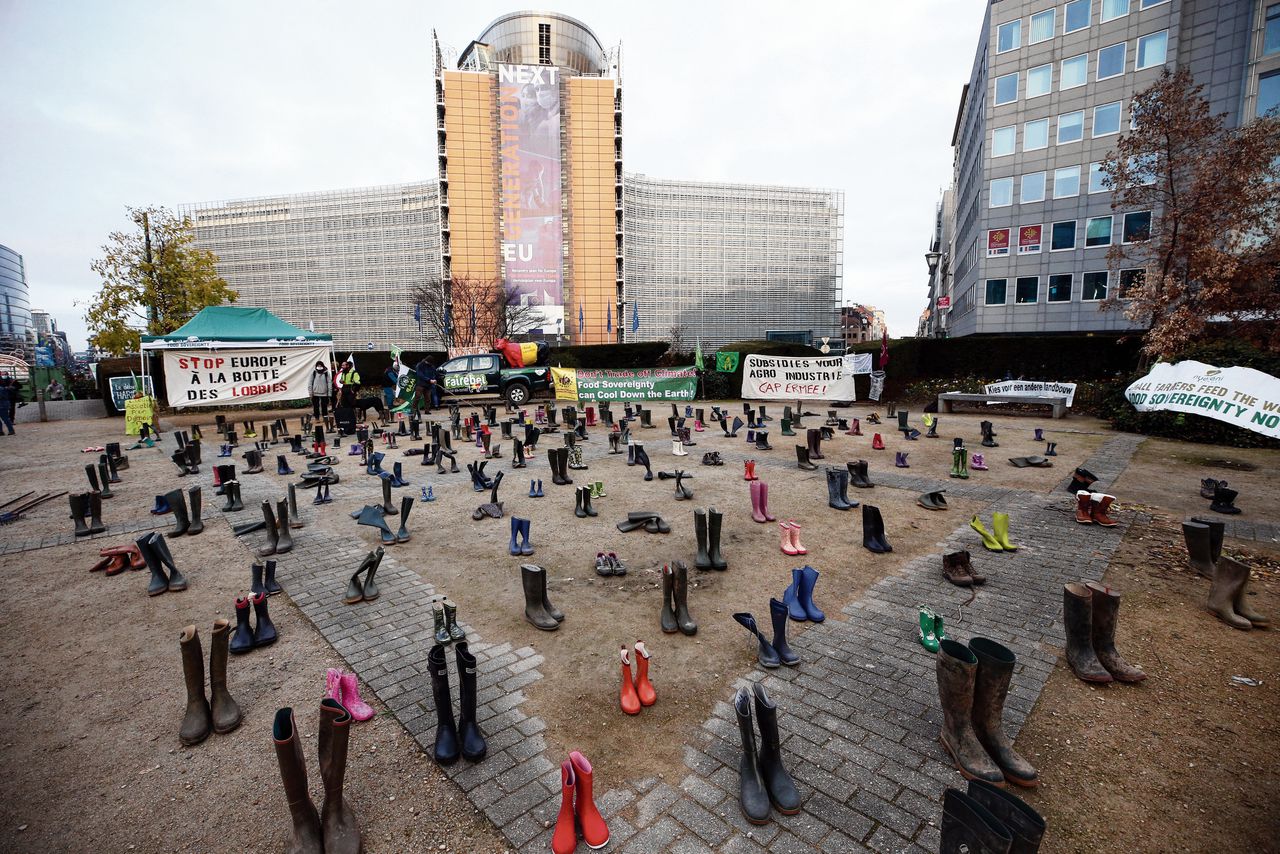 Een verzameling laarzen als symbool voor gestopte boeren tijdens een protest tegen het Europese landbouwbeleid, in december 2020 op het Schumanplein in Brussel.