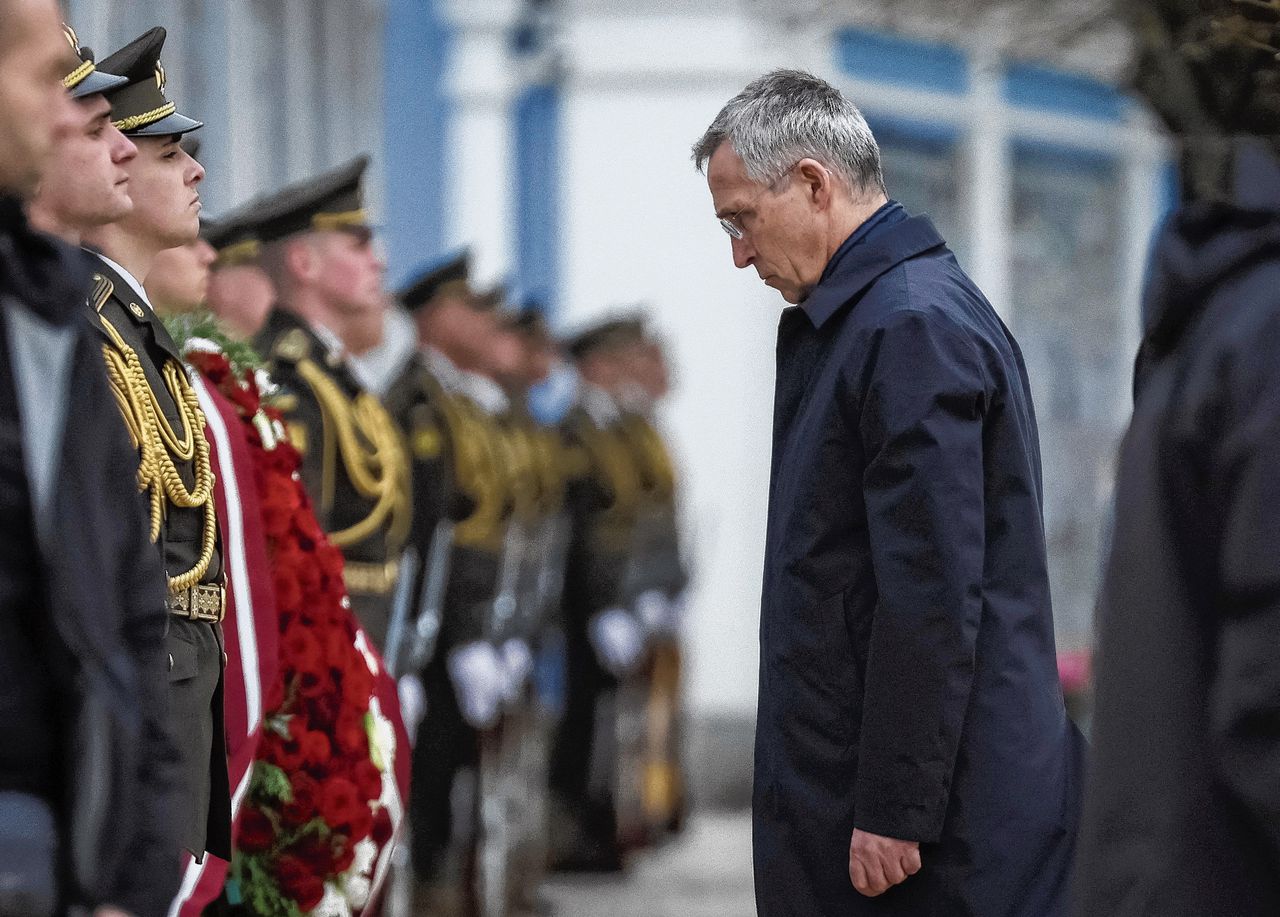 Jens Stoltenberg, secretaris-generaal van de NAVO, bij de herdenkingsmuur voor gevallen soldaten in Kyiv.