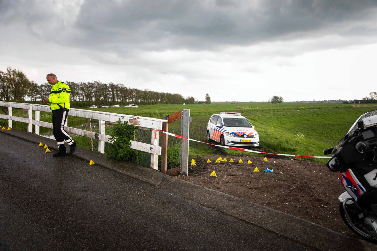 Agenten doen onderzoek in Broek in Waterland, waar in mei 2021 de achtervolging na een gewapende overval in Amsterdam Noord eindigde. De rechtbank deed maandag uitspraak tegen acht verdachten.