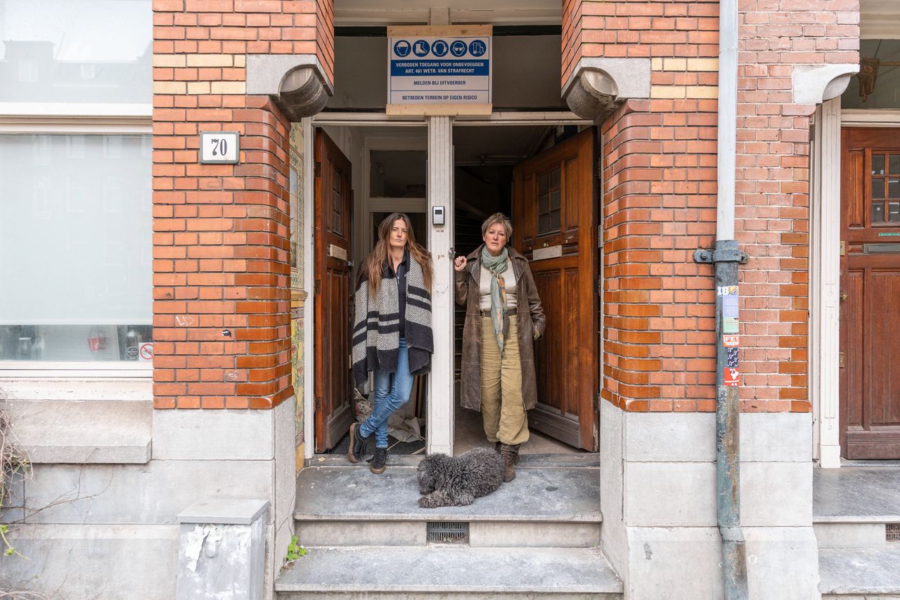 Links: Fleur Welter en Agnes Zuiker (rechts) op de Admiraal de Ruijterweg. Rechtsboven: een schraag in de gang. Rechtsonder: haastig verlaten keuken.