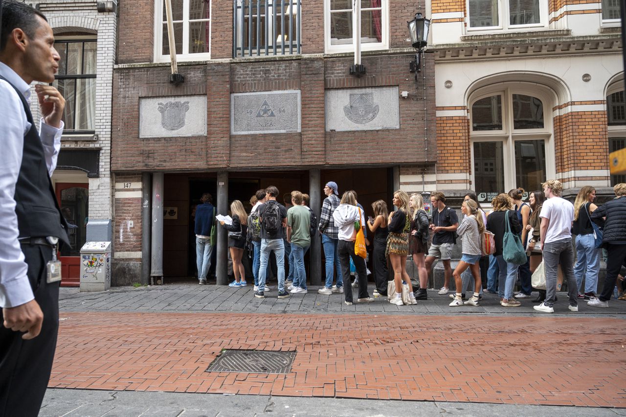 Studenten wachten bij het pand van het Amsterdamse studentencorps om zich in te schrijven.