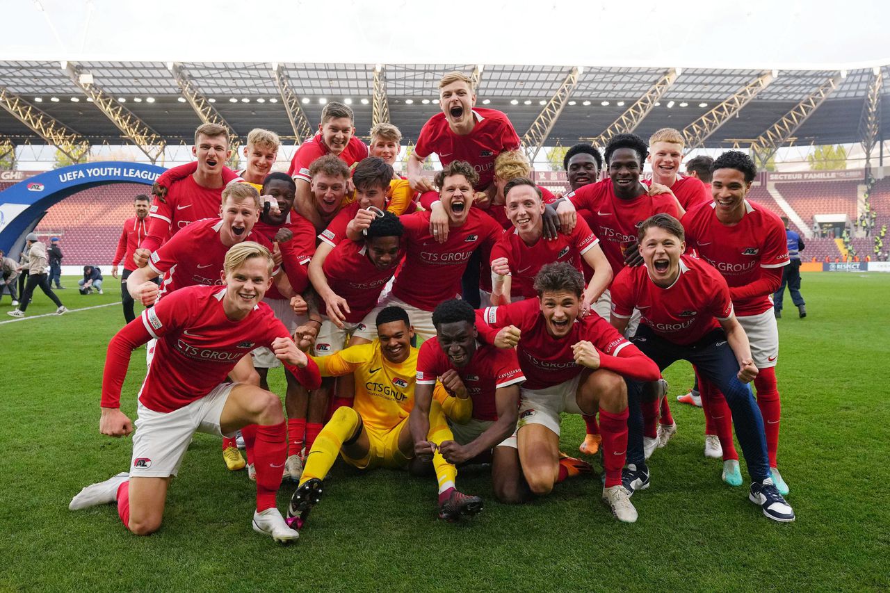 De talenten van AZ vierem het winnen van de UEFA Youth League.