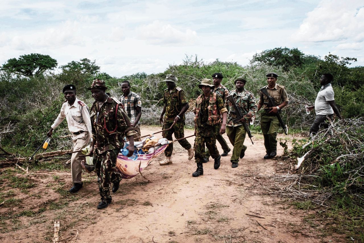 Keniaanse militairen met een jong sektelid dat levend werd gevonden in de bossen bij de stad Malindi.