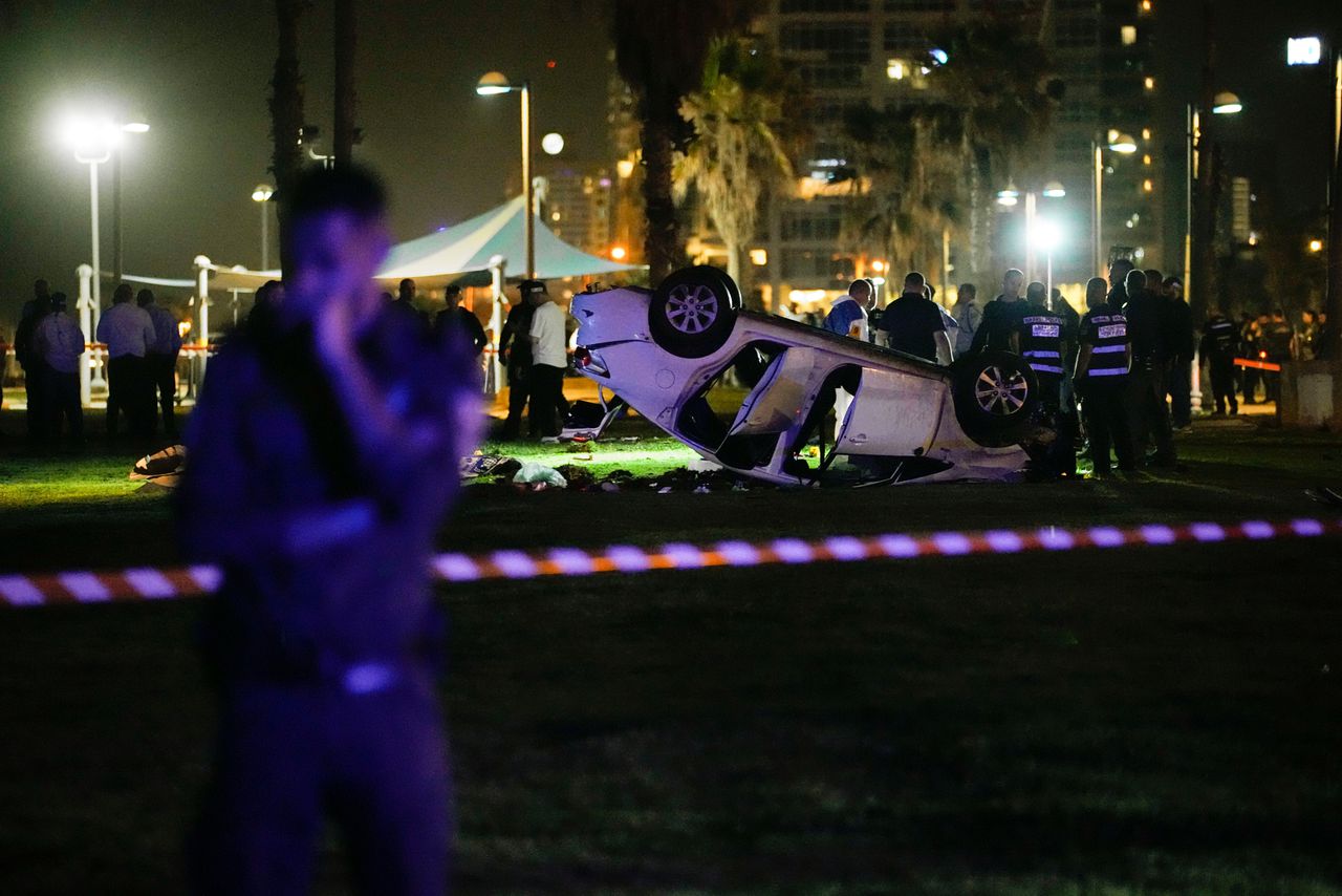 De auto die inreed op een menigte in Tel Aviv sloeg daarna over de kop.