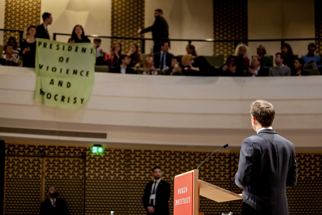 Demonstranten verstoren de toespraak van de Franse president Emmanuel Macron over Europa.