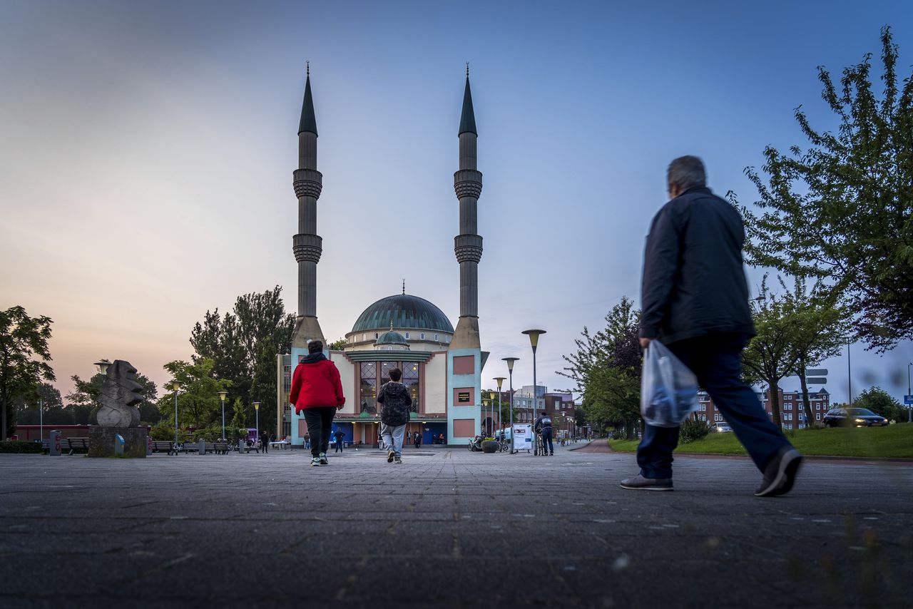 De Mevlana Moskee te Rotterdam stroomt vol voor het ochtendgebed. Veel moskeeën worden volgens de Nationaal Coördinator tegen Discriminatie en Racisme „ontzettend streng gecontroleerd” op hun financiële stromen.