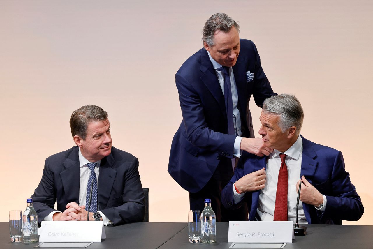 Voormalig ING-topman Ralph Hamers (midden) op een persconferentie van UBS, eind maart. Inmiddels is de 57-jarige bankier teruggetreden als topman bij de Zwitserse bank.