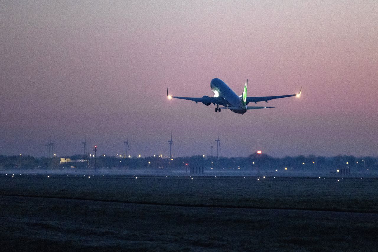 Een vliegtuig van Transavia stijgt op vanaf Schiphol. De luchtvaartmaatschappij schrapt de komende twee maanden vluchten vanwege een tekort aan toestellen.