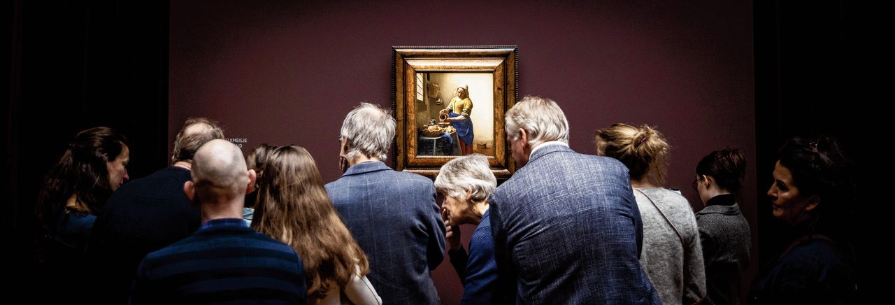 Trek een conservatorjas aan, klim op een neprots, schilder je eigen Vermeer: kunst mag best wel een spektakel zijn