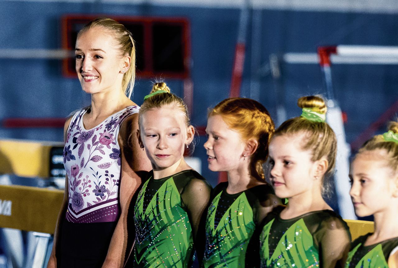 Sanne Wevers (31) met turnsters van de Top Turnacademie Achterhoek tijdens een open dag.