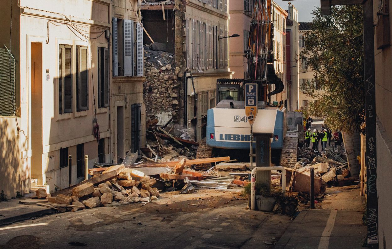 Na een nachtelijke explosie ingestort flatgebouw in Marseille.