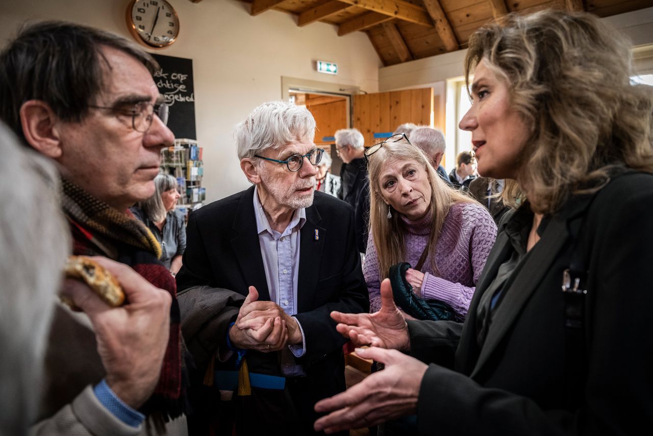 In boerderij De Diek'n wordt het rapport van de Parlementaire enquêtecommissie aardgaswinning Groningen gepresenteerd. Kamervoorzitter Vera Bergkamp na afloop in gesprek met bewoners van het bevingsgebied.