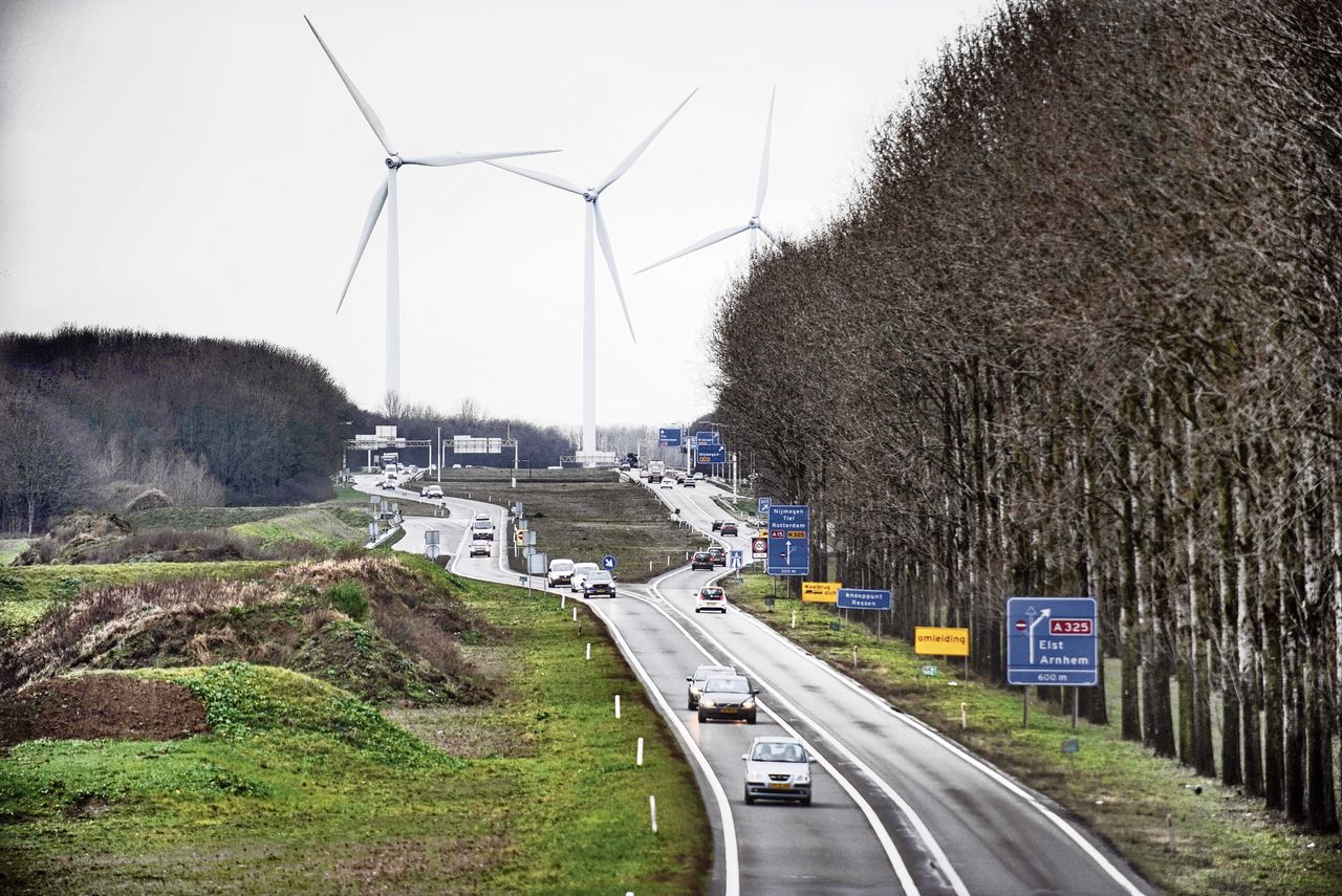 Bij het knooppunt Ressen in de Betuwe gaat de A15 nu over in de N15. Het plan is om de A15 uit te breiden en een verbinding verder oostelijk te maken met de A12.