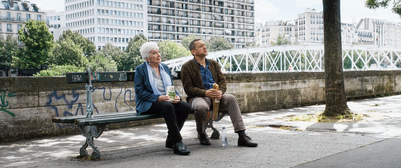 Oude dame Madeleine (Line Renaud) en humeurige taxichauffeur Charles (Dany Boon) gaan samen op reis door haar herinneringen, in ‘Une belle course’.