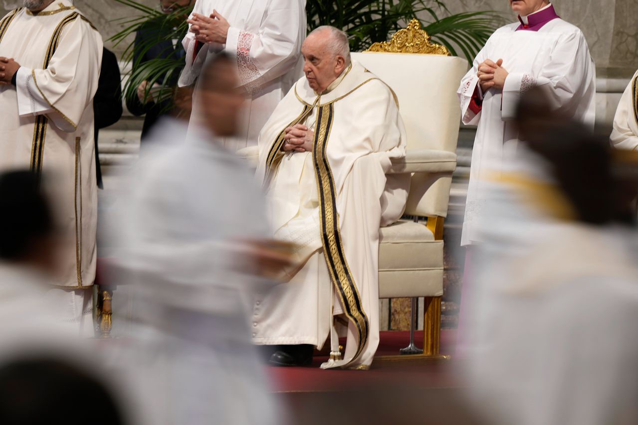 Paus Franciscus in april dit jaar tijdens een dienst in de Sint-Pietersbasiliek.