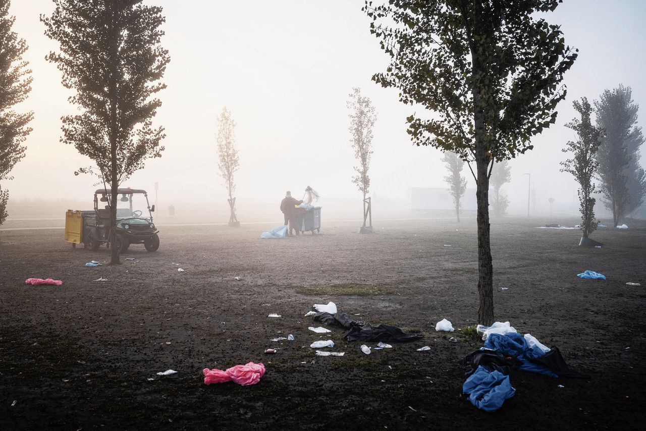 Achtergelaten spullen van asielzoekers vorig jaar september bij aanmeldcentrum Ter Apel.