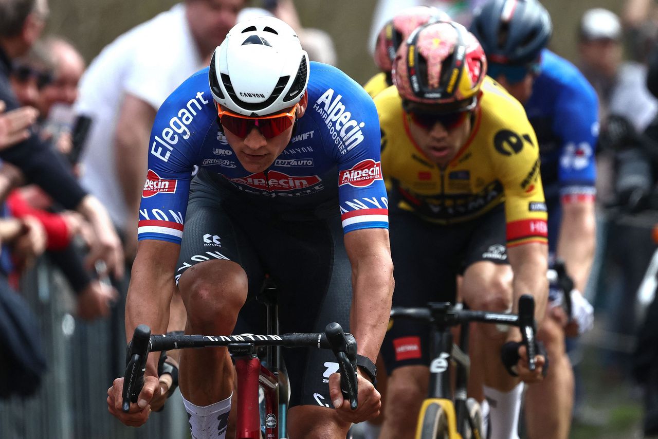 Mathieu van der Poel (L) fietst voor Wout van Aert.