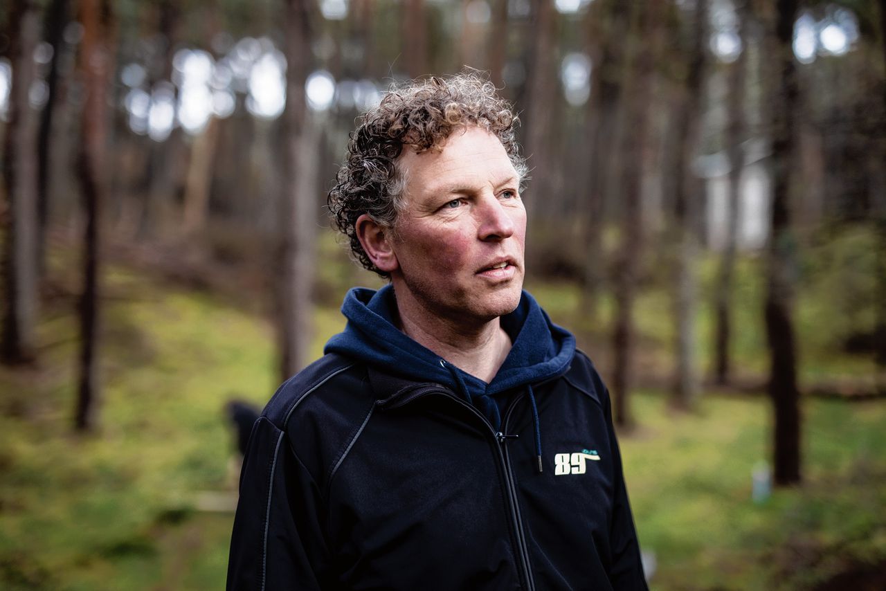 Meteoroloog Michiel van der Molen meet in het Loobos, bij Harskamp, hoeveel CO2 het bos opneemt.