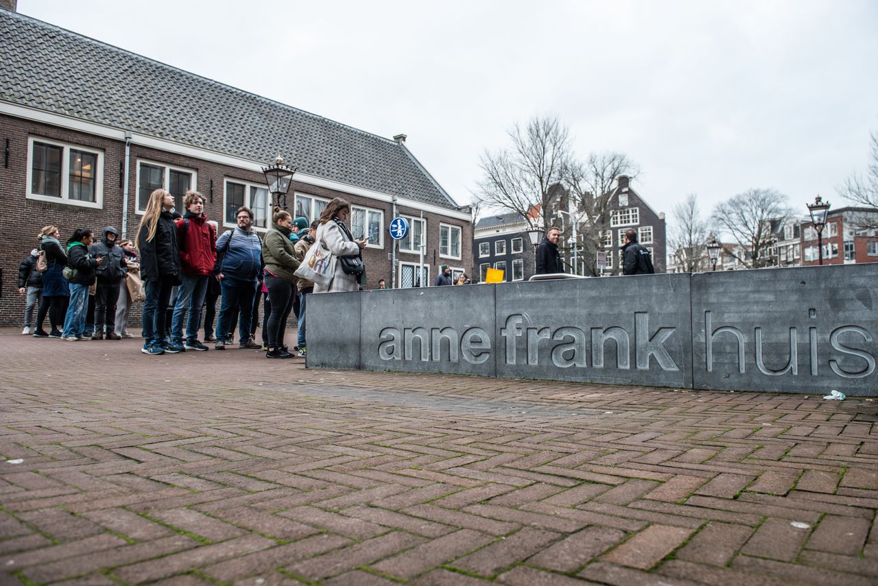 Een arrestatieteam trok maandag naar Polen voor de aanhouding van een verdachte van betrokkenheid bij de projectie op het Anne Frank Huis.