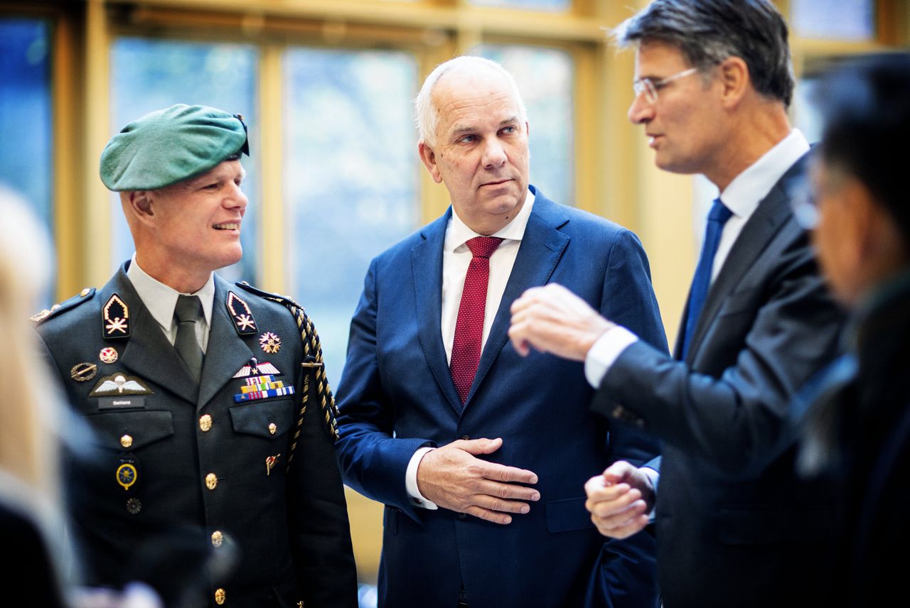 De top van de Nederlandse inlichtingendiensten generaal Jan Swillens, directeur van de MIVD (l.) en AIVD-directeur Erik Akerboom (r.) in gesprek met , Pieter-Jaap Aalbersberg, Nationaal Coördinator Terrorismebestrijding en Veiligheid.