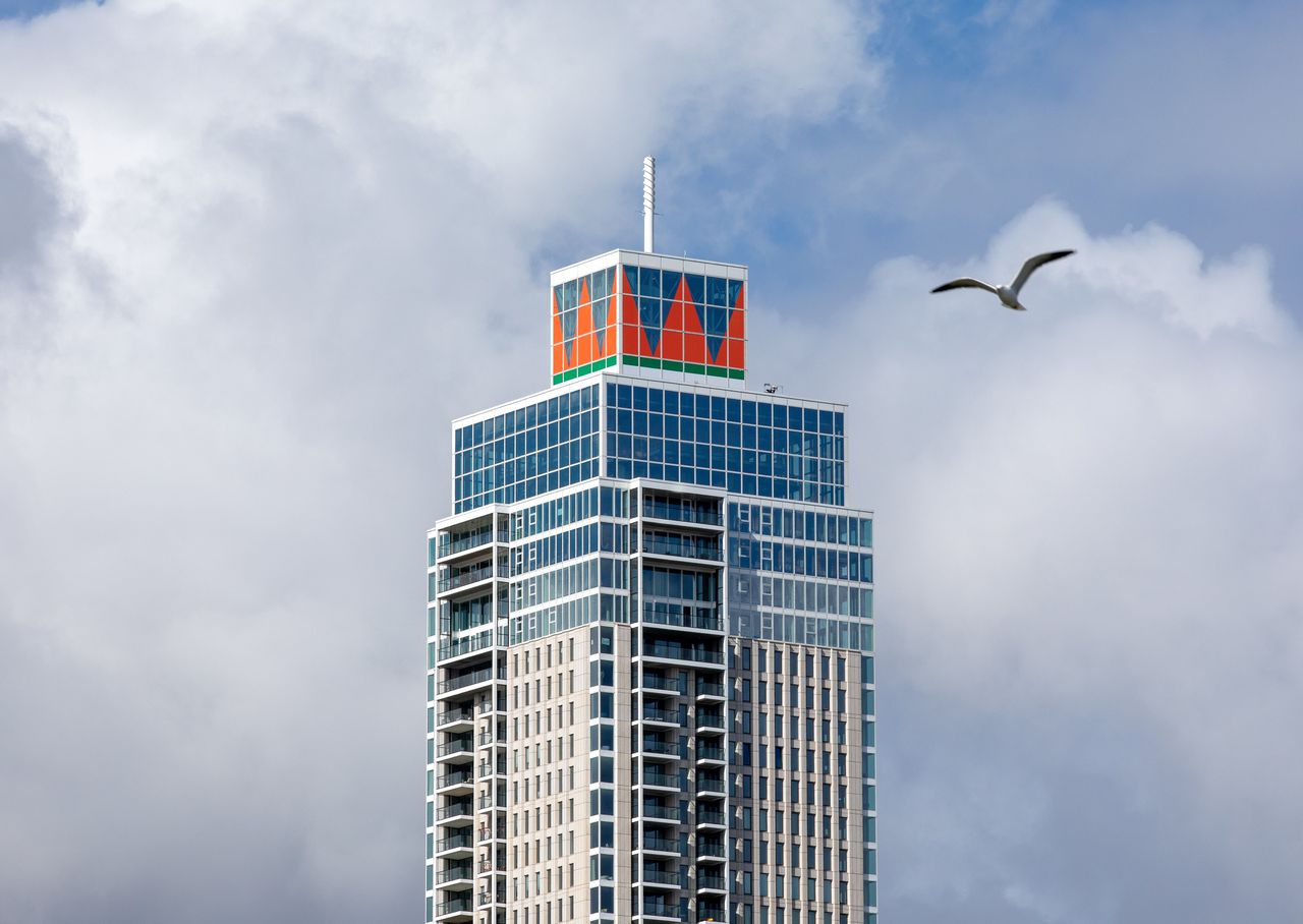 Gebouw De Zalmhaven met koningskroon.