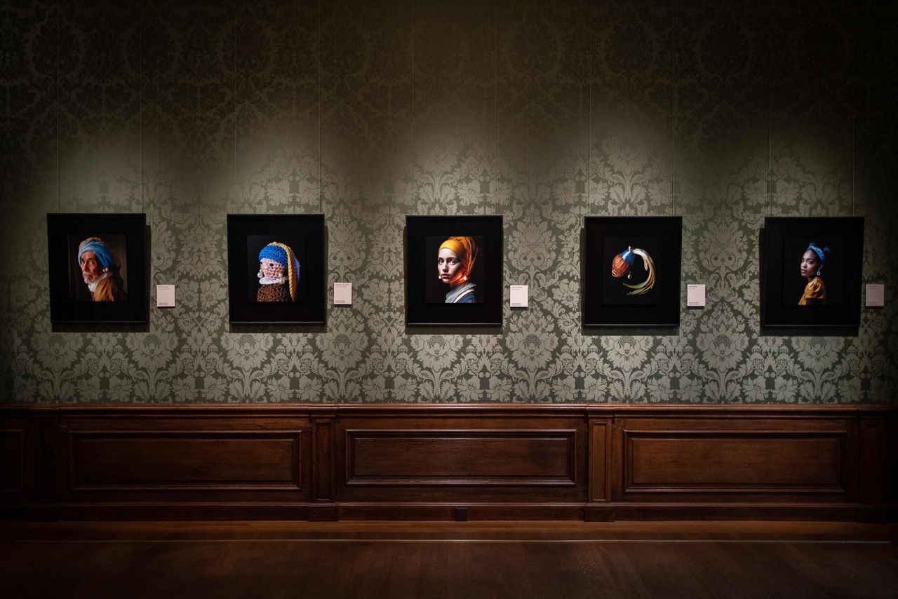 Met AI gemaakte digitale kunstwerken door Julian van Dieken, geïnspireerd op Johannes Vermeers Meisje met de parel, in het Mauritshuis