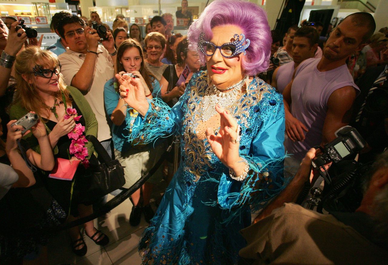 Barry Humphries als Dame edna in 2009 tijdens de lancering van een cosmeticaproduct in Sydney.