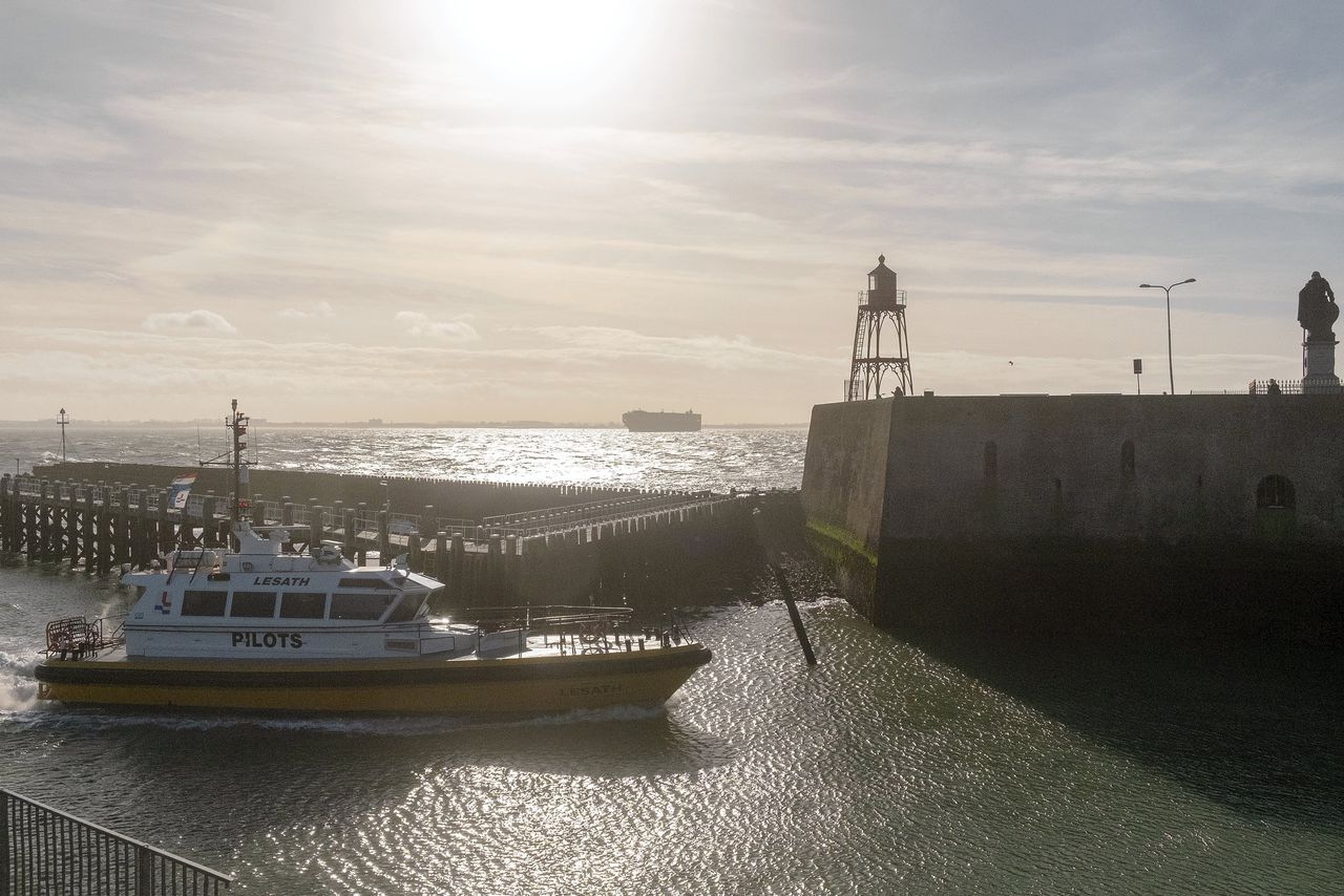 De haven van Vlissingen, met rechts het standbeeld van Michiel de Ruyter.