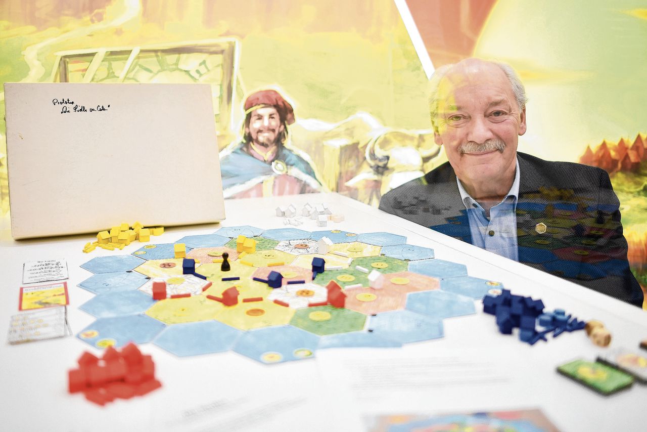 Klaus Teuber in 2020 in Neurenberg met zijn populaire bordspel Catan.