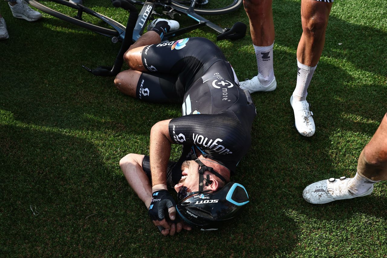 John Degenkolb zondag na de finish van Parijs-Roubaix, die hij uitreed op zijn reservefiets.