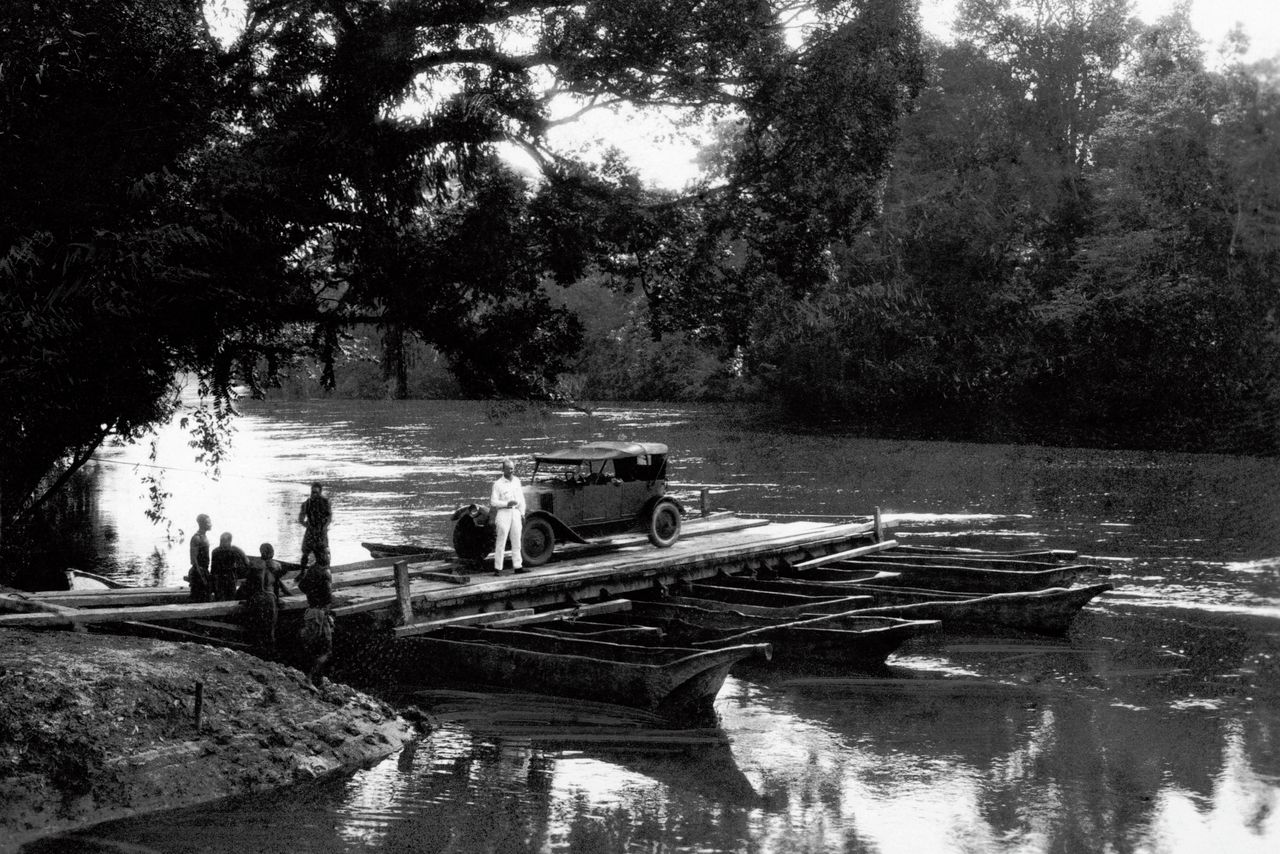 Een oversteek in Congo rond 1930. Een tijd ‘met andere gevoeligheden’ zegt Congo-literatuur-kenner Luc Renders.