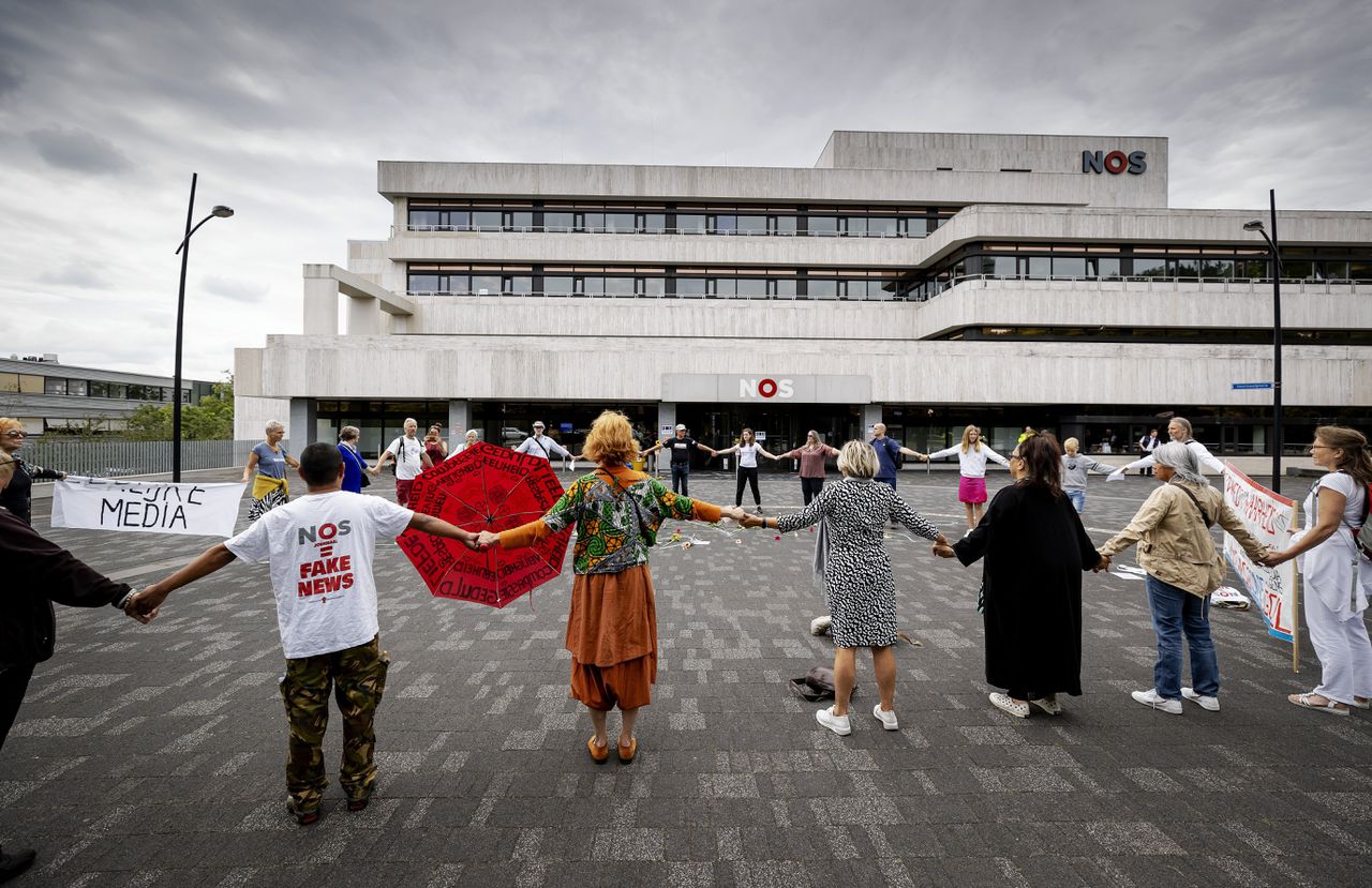 Actievoerders van Viruswaanzin protesteren bij de NOS op het Mediapark tegen de verslaggeving over het coronavirus.