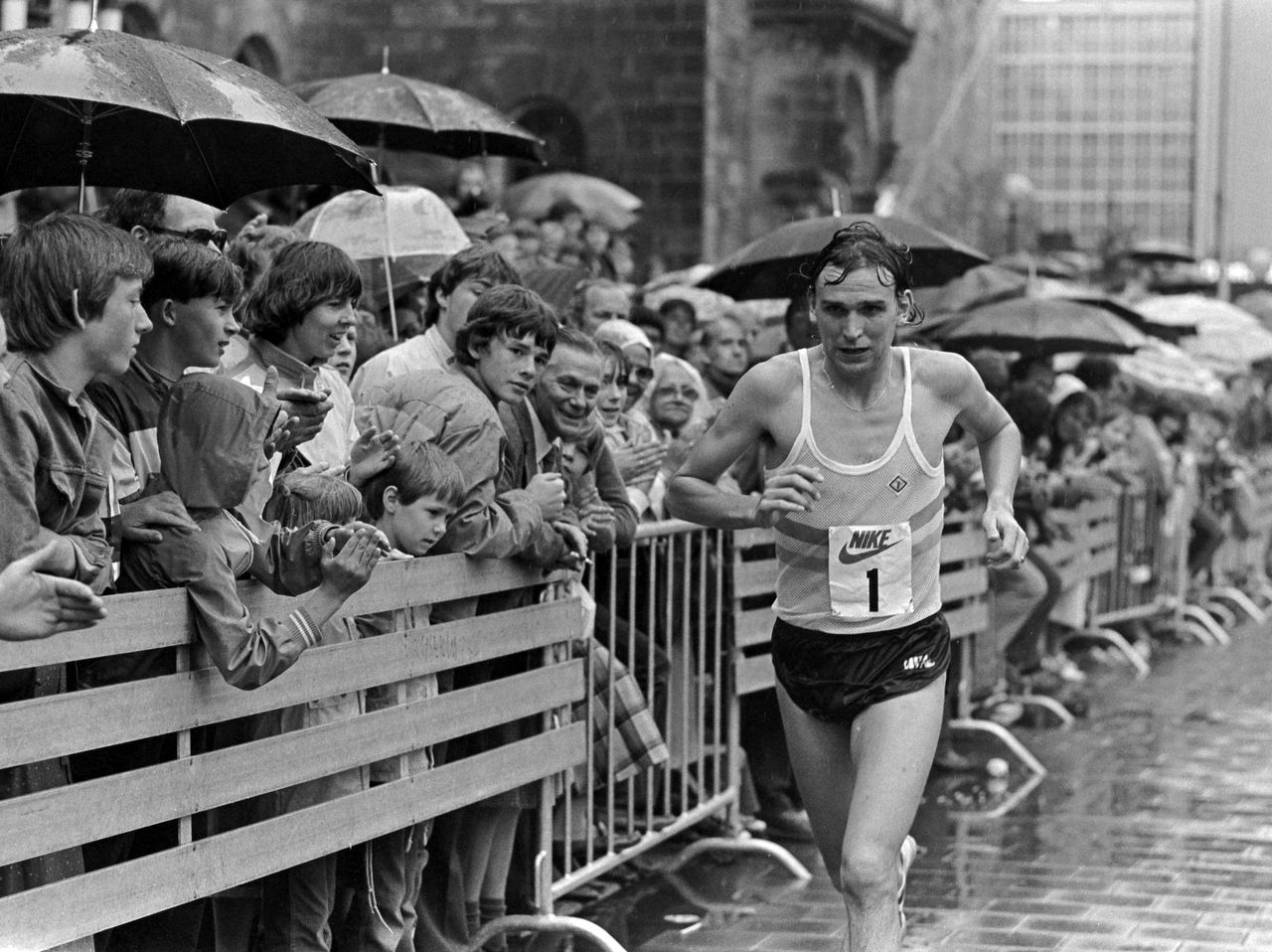 De Schot John Graham op de Coolsingel op weg naar de zege in de eerste marathon van Rotterdam (1981).