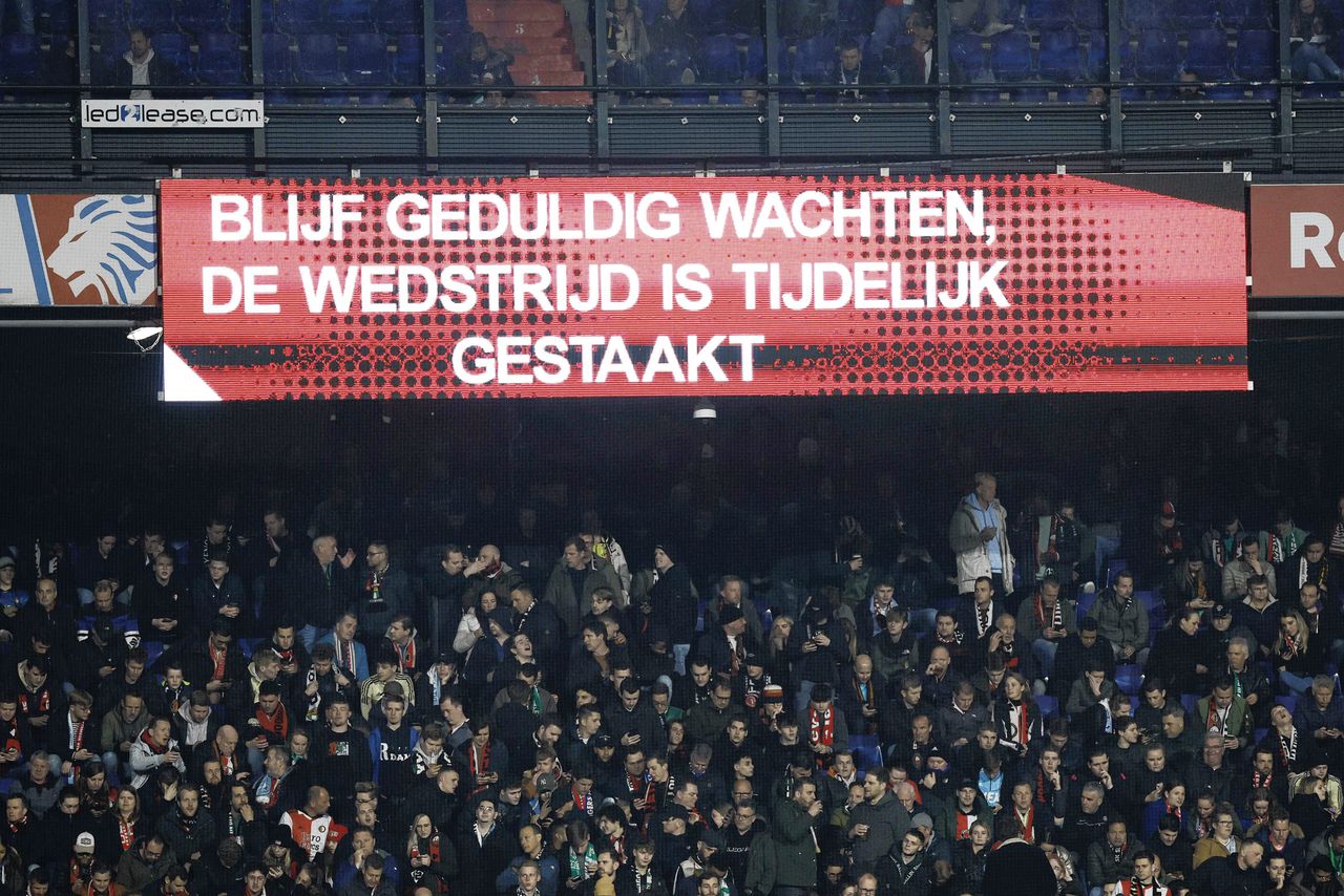 Publiek in de Kuip wacht woensdag op de hervatting van de bekerwedstrijd Feyenoord - Ajax.