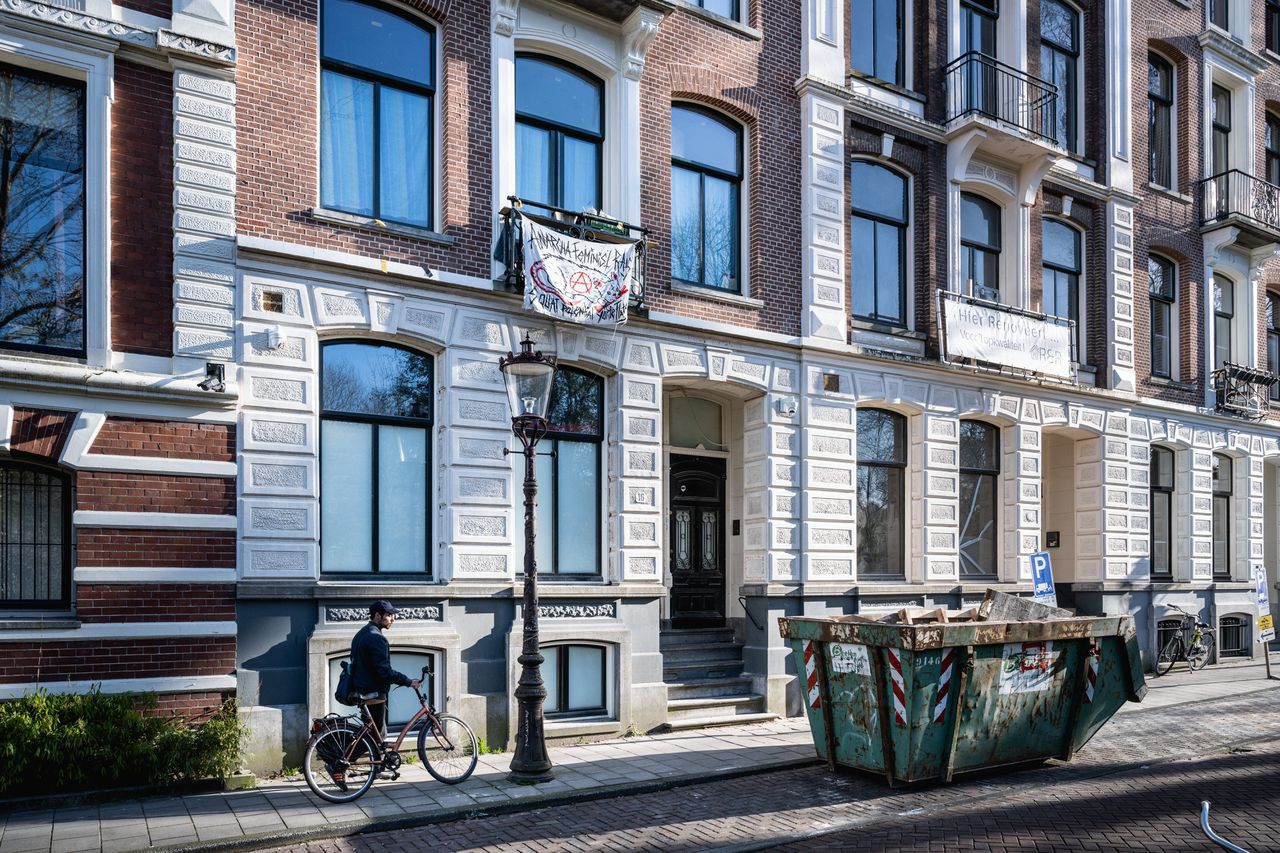 Het gekraakte pand aan de Vossiusstraat in Amsterdam, dat onderwerp is van een rechtszaak tussen de krakers en de Russische eigenaar Arkadi Volozj.