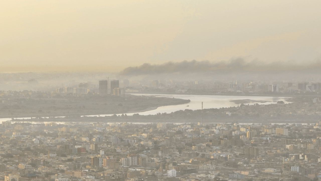 Rookpluimen stijgen vrijdag op boven de Soedanese hoofdstad Khartoem, op een beeld uit een video in handen van persbureau Reuters.