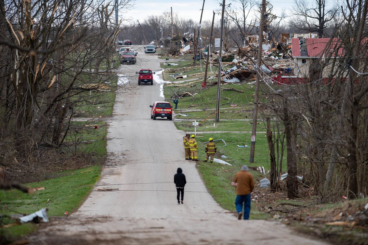 De schade die een tornado zaterdag achterliet in Sullivan, een stad in Indiana.