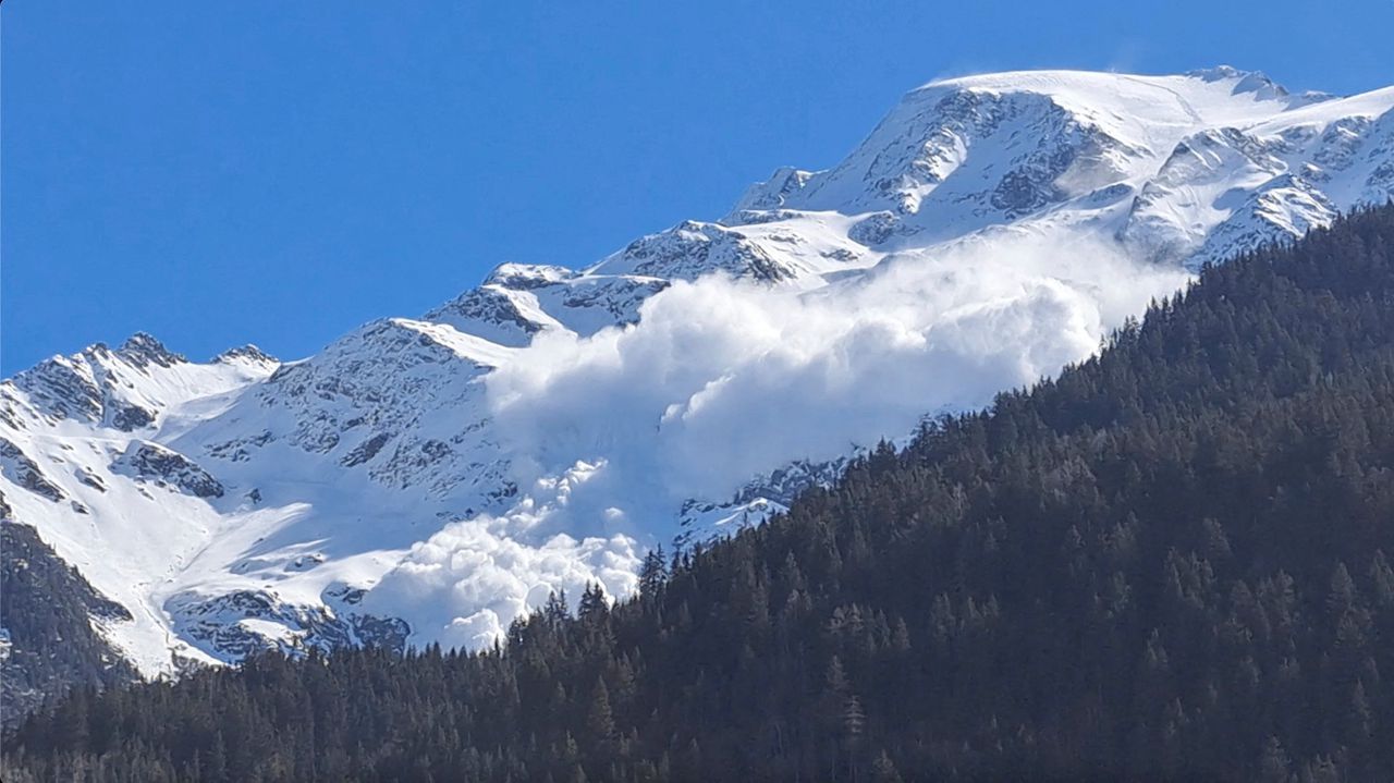 De lawine vond zondag midden op de dag plaats in de buurt van de Mont Blanc.