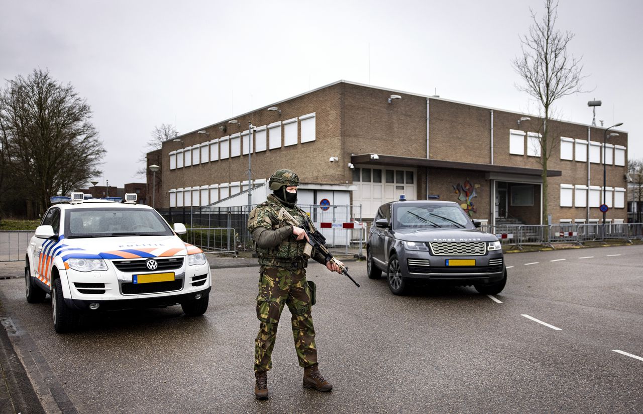 Beveiliging bij de extra beveiligde rechtbank De Bunker voor de voortzetting van de strafzaak Marengo.