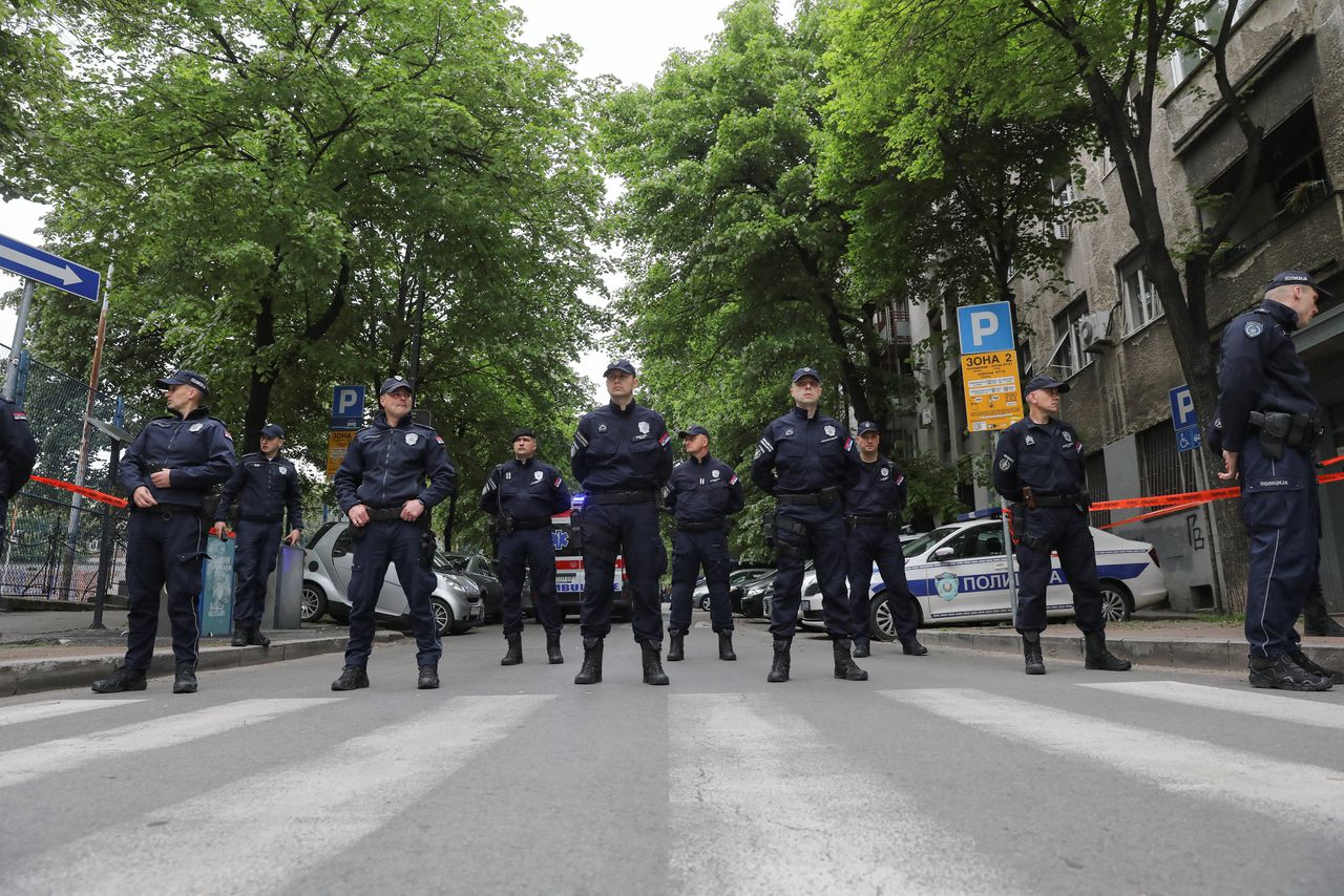 Servische politie buiten de basisschool waar een leerling het vuur opende.