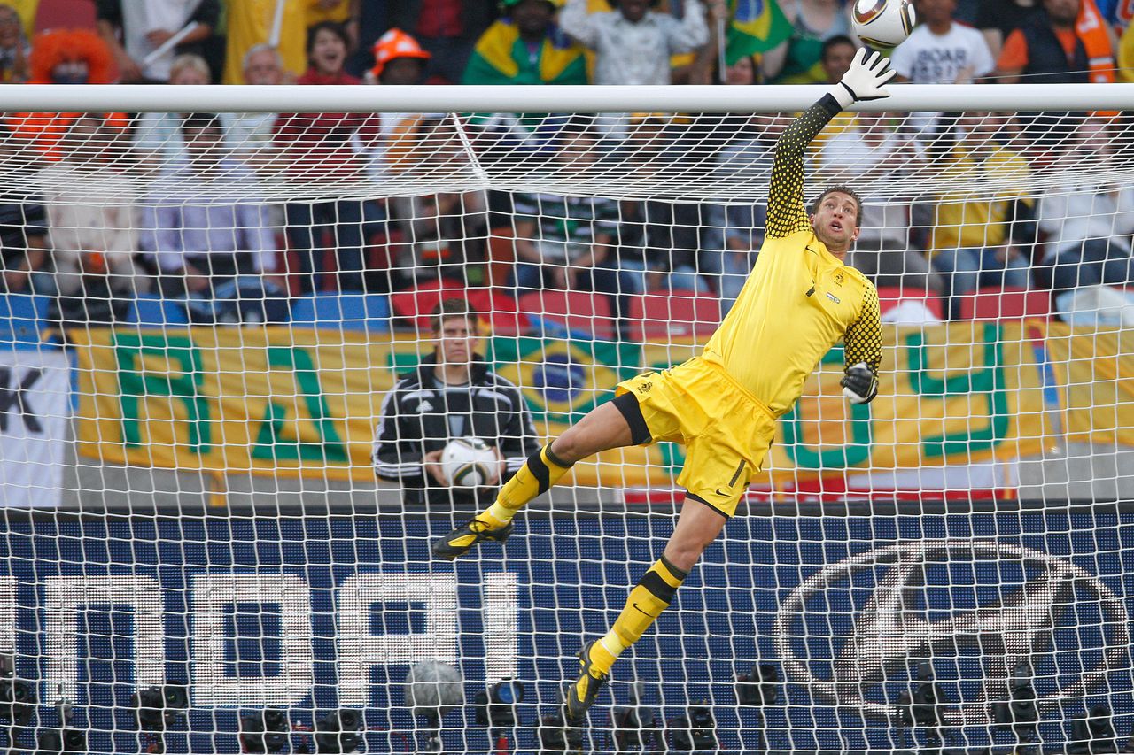 Een cruciaal moment: Stekelenburg redt Oranje tegen Brazilië op het WK 2010.