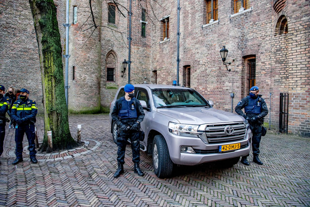 Marechaussee en politieagenten op het Binnenhof.