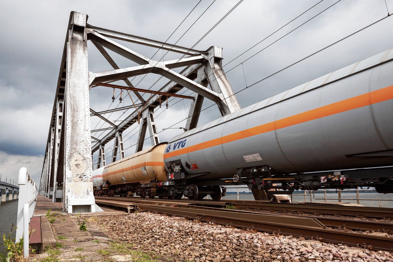 Een trein met chemische vloeistoffen rijdt op de oude Moerdijkbrug over het Hollandsch Diep.