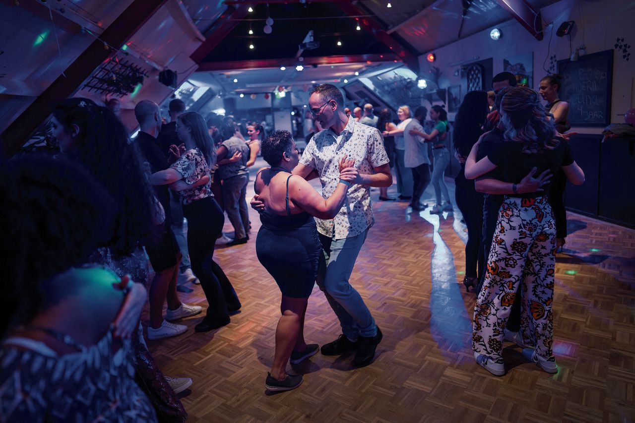 Een danskoppel in actie op de zolder van partycentrum Fokker in Hoofddorp (de afgebeelde dansers komen niet voor in het artikel).