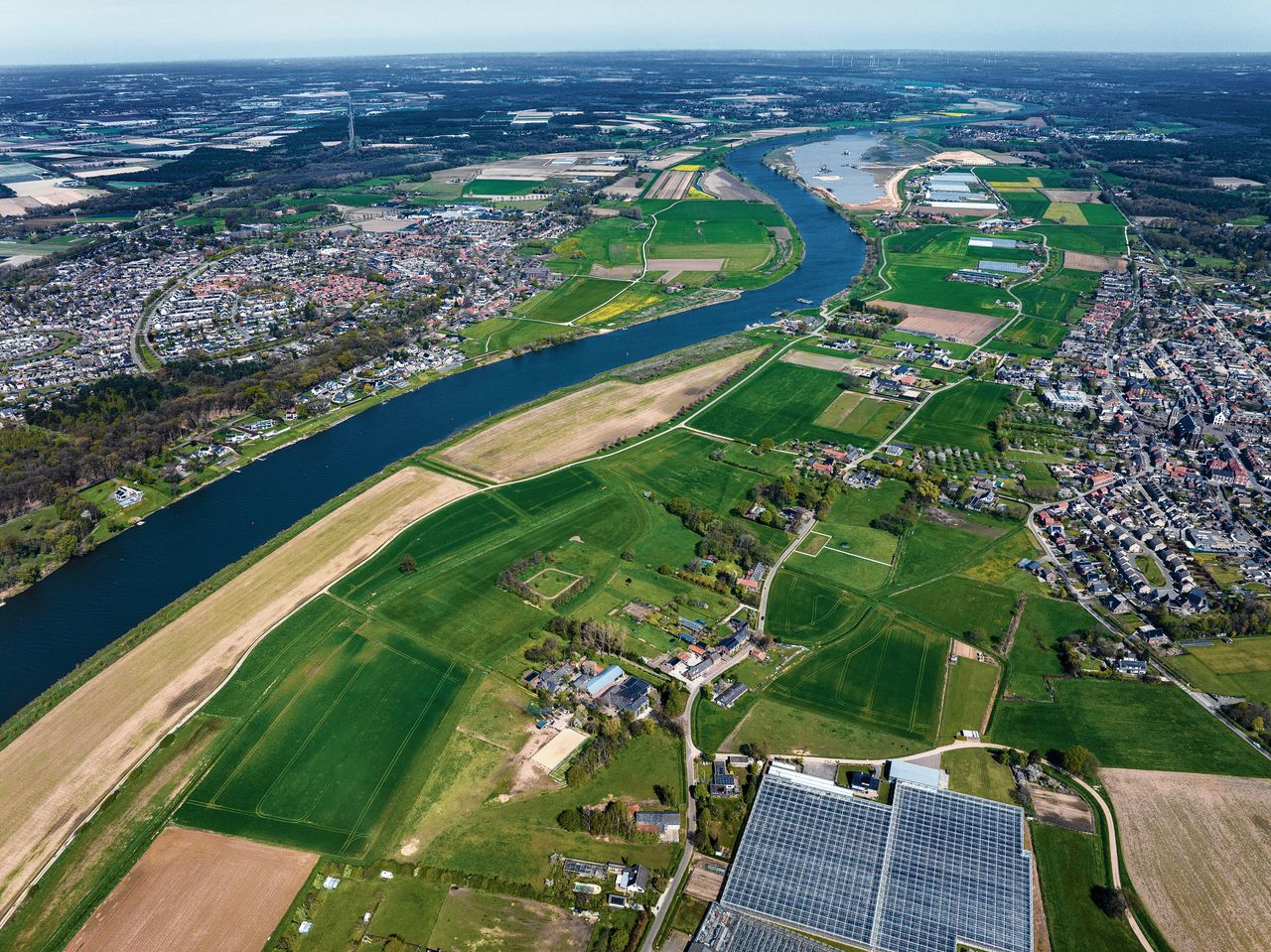 Plangebied Vierwaarden: aan de westoever de weerden van Grubbenvorst en Lottum, aan de oostoever die van Venlo-Noord, Velden en Arcen-Hertogbroek.