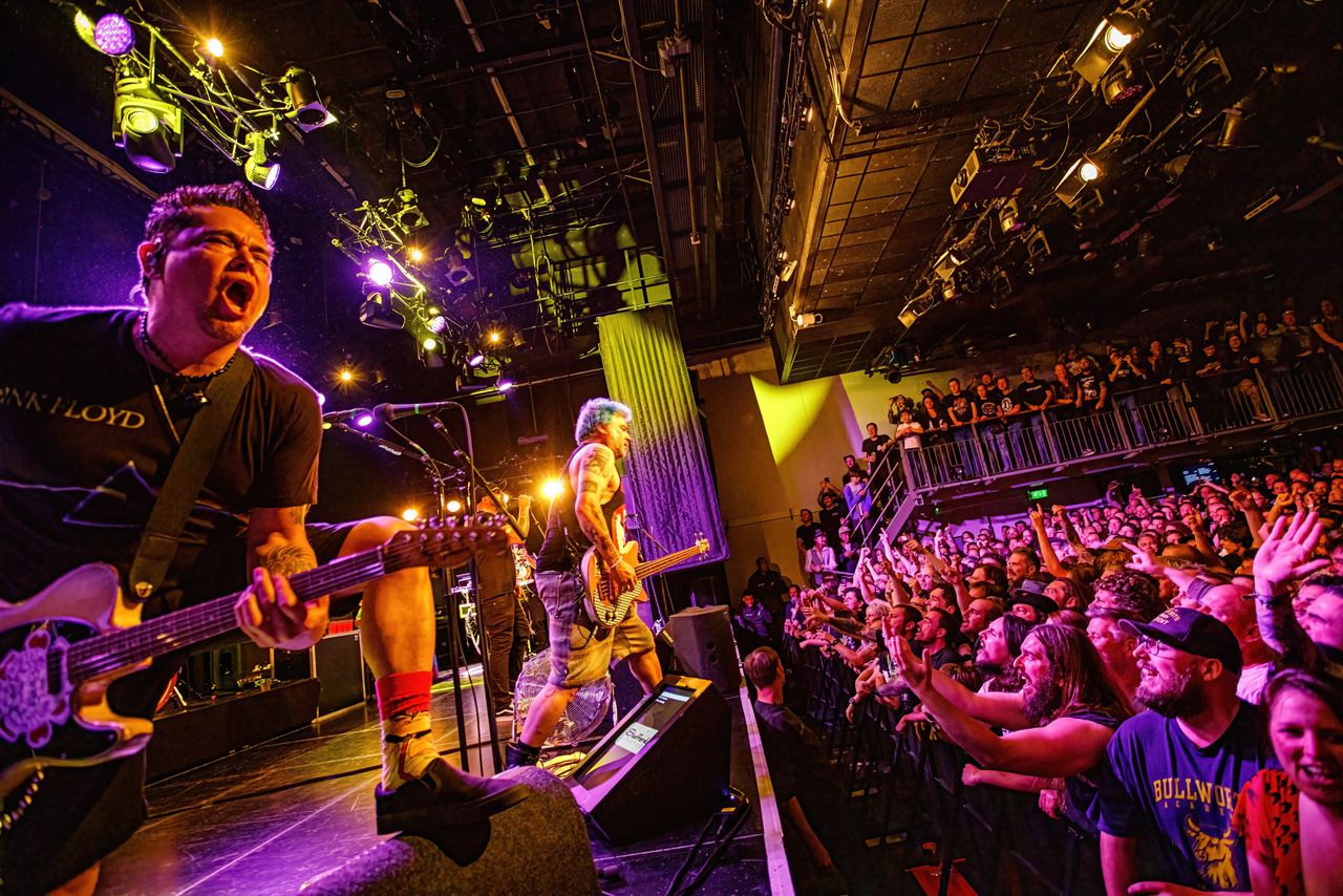 Gitaristen Eric Melvin en El Hefe namen in de Melkweg alle zangpartijen over van NOFX-zanger Fat Mike, die zijn stem kwijt was.