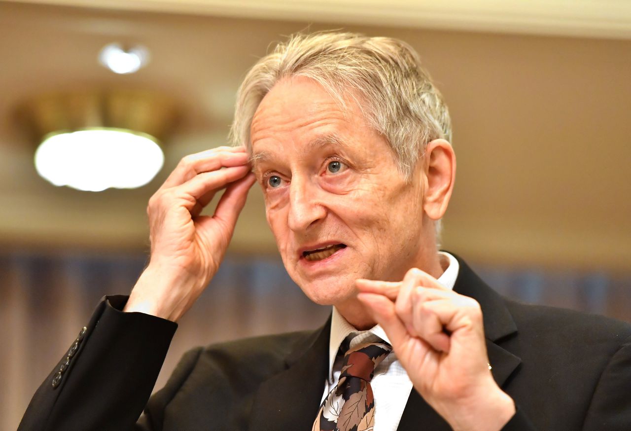 Geoffrey Hinton, op een conferentie eind 2019 in Tokio waar hij werd geëerd voor zijn pionierswerk op het gebied van kunstmatige intelligentie.