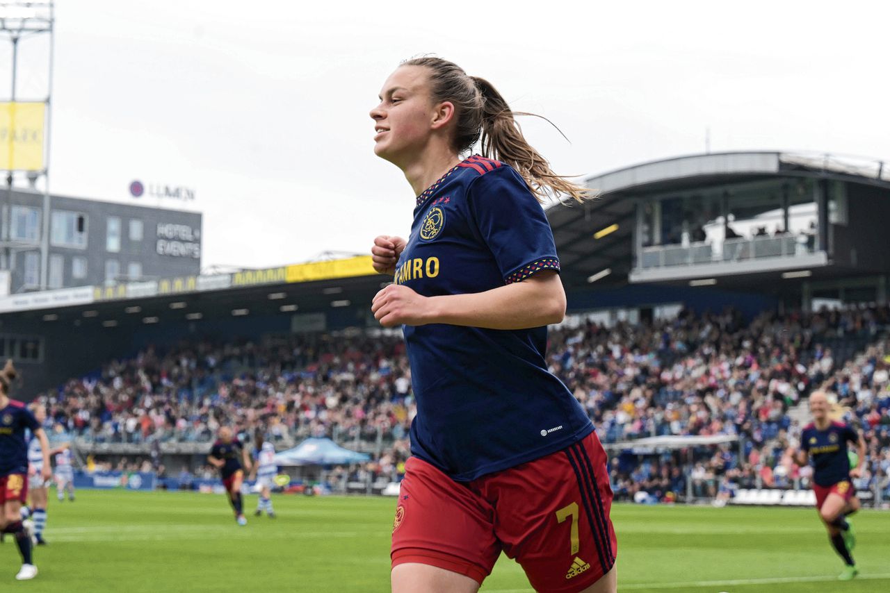 Ajax-spits Romée Leuchter viert haar eerste doelpunt zondag tegen PEC Zwolle.