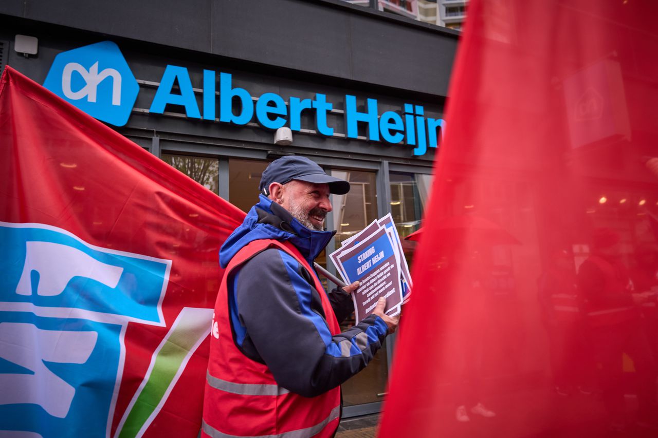 Medewerkers van een distributiecentrum van Albert Heijn demonstreren vrijdag voor een filiaal van AH in Zaandam.