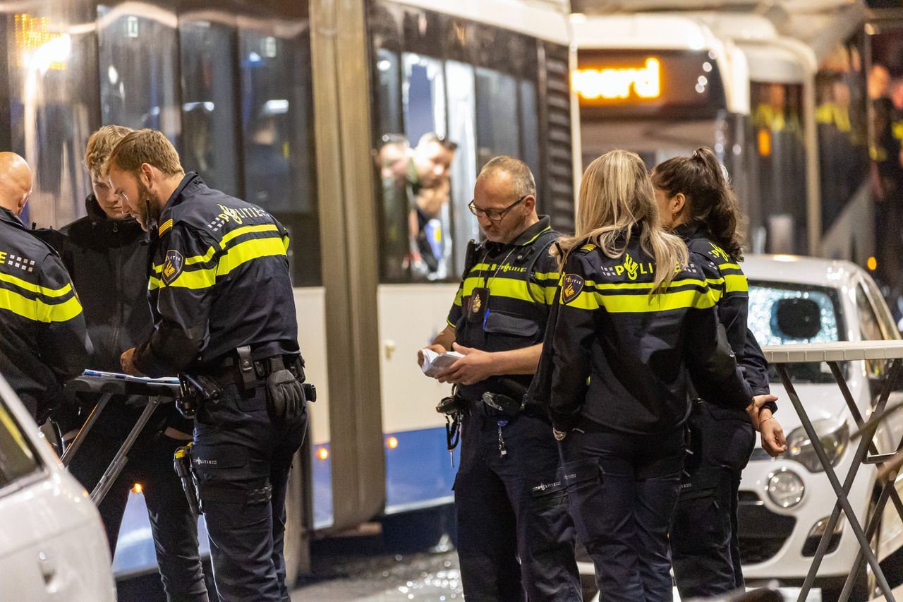 De politie in Amsterdam arresteerde zaterdag 154 voetbalsupporters in de metro onderweg naar de Johan Cruijff Arena. Elf supporters moesten een nacht in de cel blijven vanwege vernielingen.